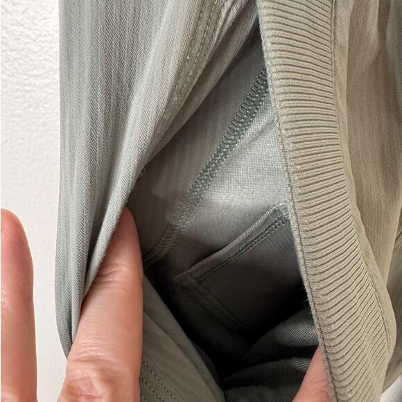 Lululemon Size 8 Studio Crop Pant 18" Unlined in Earl Gray Swift 2-Way Stretch - Picture 9 of 9